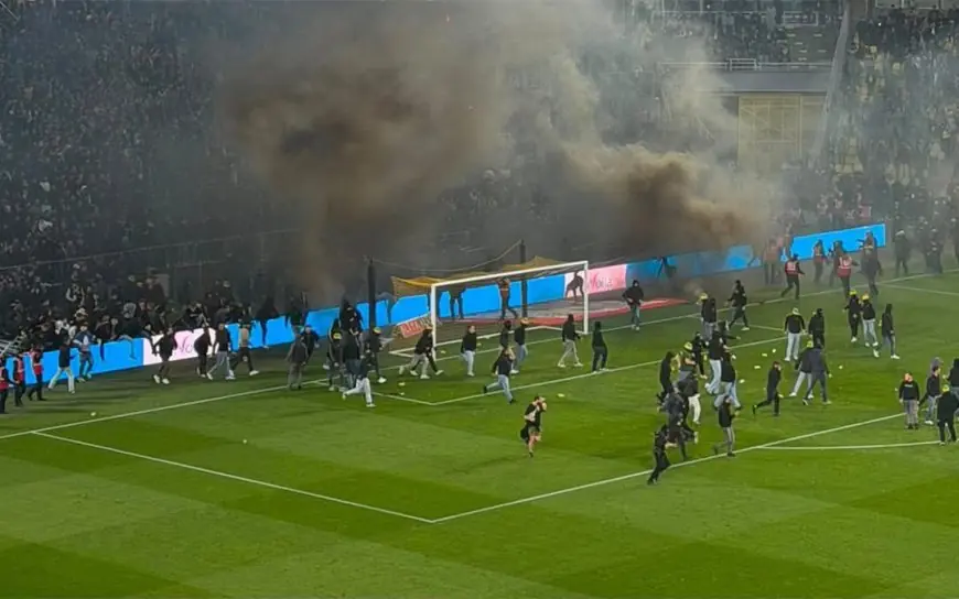 الدوري الفرنسي.. إلغاء مباراة نانت وتولوز بعد اقتحام الجماهير لأرضية الملعب