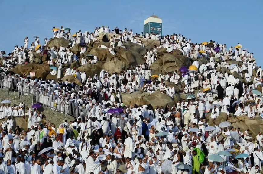 حجاج بيت الله الحرام يتوافدون إلى صعيد عرفات لأداء الركن الأعظم