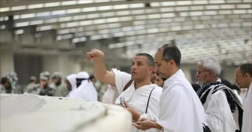 حجاج بيت الله الحرام يرمون الجمرات الثلاث في أول أيام التشريق وسط إجراءات أمنية مشددة
