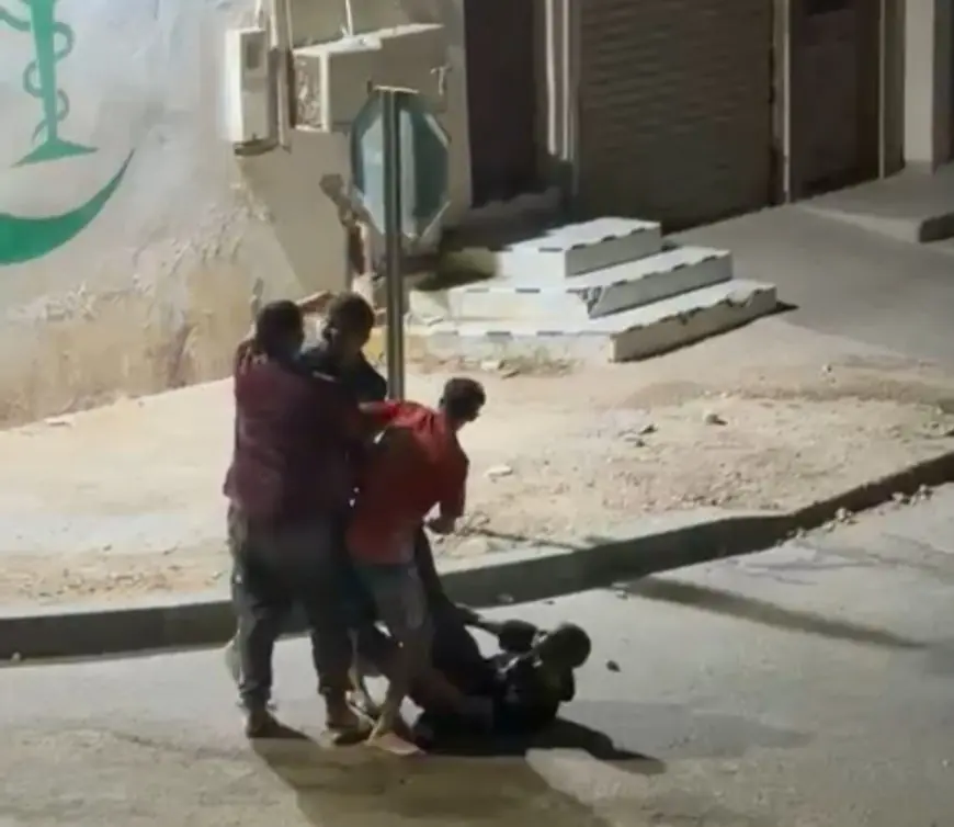 فيديو اعتداء على شاب بالعيون يثير موجة استنكار واسعة