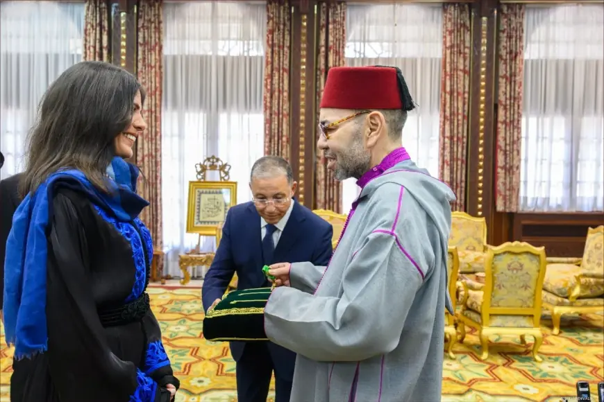 الملك محمد السادس يستقبل المتسلقة المغربية نوال صفنضلة ويوشحها بوسام المكافأة الوطنية من درجة ضابط