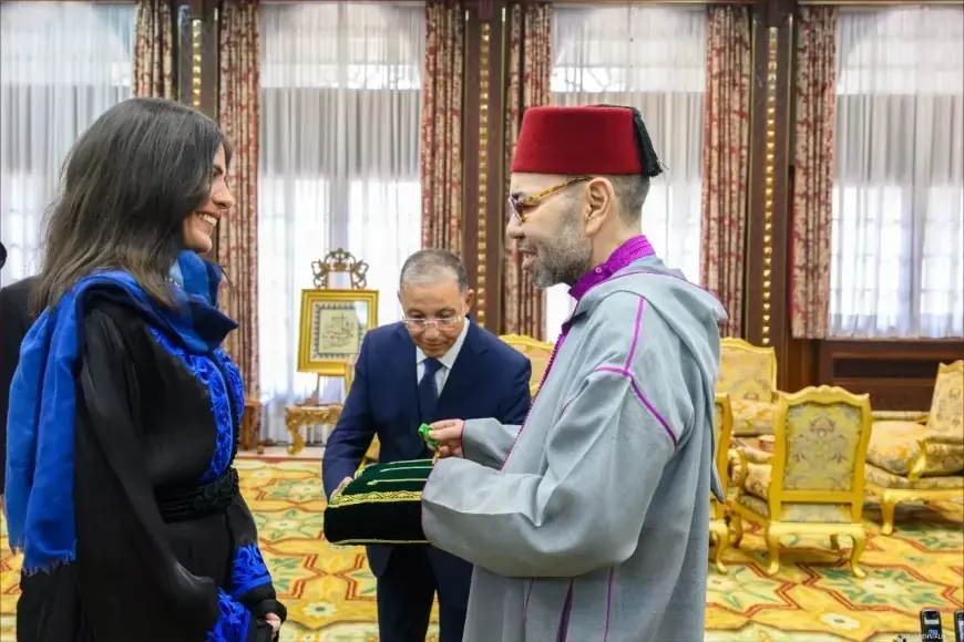 Le Roi Mohammed VI reçoit et décore Nawal Safnadla après son exploit à l’Everest et au Lhotse