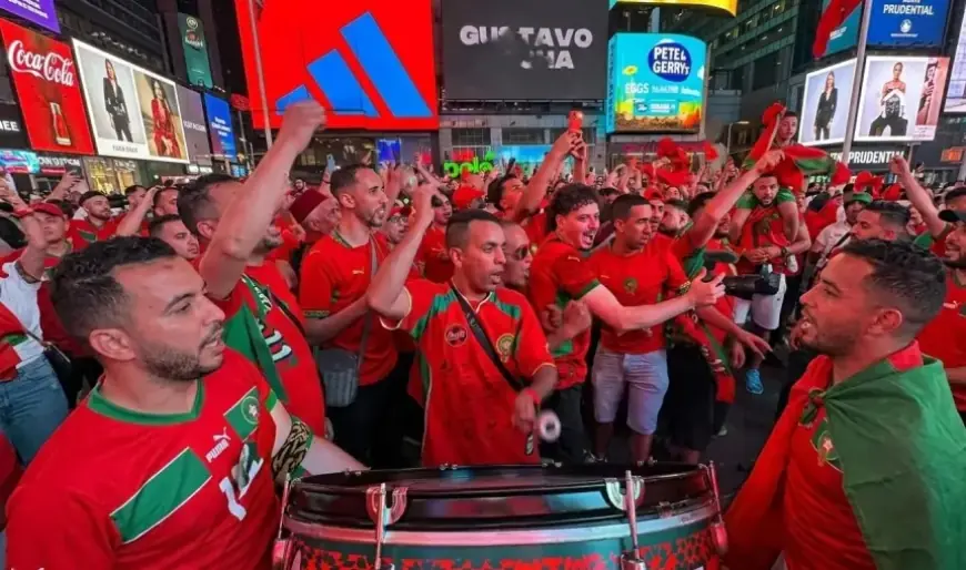 قبل مباراة المغرب والبرازيل.. الجماهير المغربية تصنع الحدث في ساحة تايمز سكوير بنيويورك