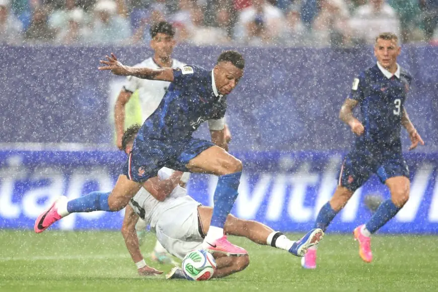 تحديد موعد استكمال الشوط الثاني من مباراة فرنسا والعراق بعد تأجيلها بسبب سوء الأحوال الجوية