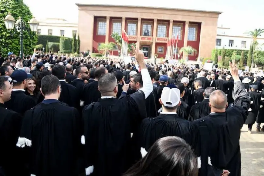 المحامون بالمغرب يصعدون احتجاجاتهم ضد مشروع قانون المهنة ويعلنون خطوات نضالية جديدة