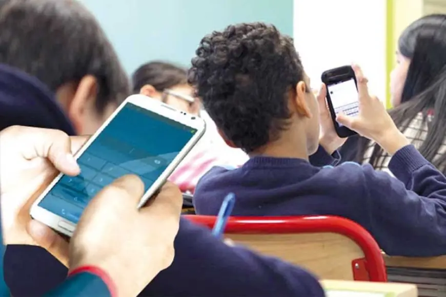 دراسة تكشف العامل الأخطر الذي يزيد مخاطر الهواتف الذكية على المراهقين