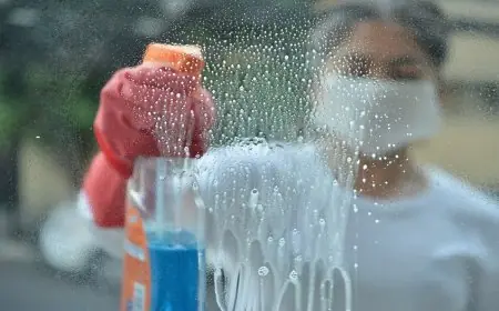 خبير يحذر من مخاطر استخدام الكلور في تنظيف الحمامات