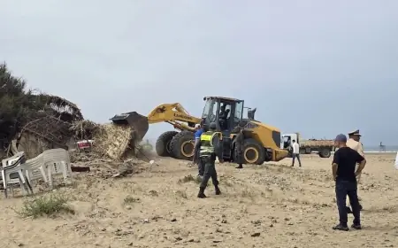 سلطات طنجة تكثف حملات تحرير الشواطئ من الاستغلال العشوائي للملك العمومي