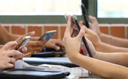 بريطانيا تتجه لتقييد استخدام المراهقين لوسائل التواصل الاجتماعي خلال ساعات الليل