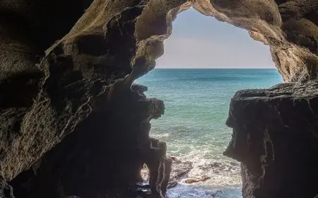 اختفاء شاب في عرض البحر بعد أن جرفته الأمواج بمغارة هرقل في طنجة