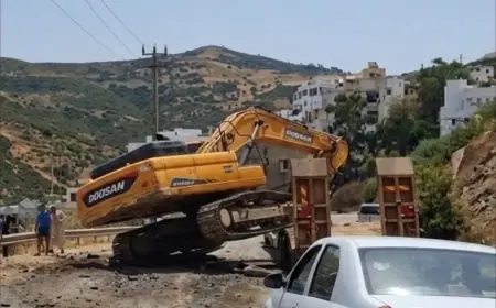 مصرع 3 أشخاص وإصابة 24 آخرين إثر انقلاب جرافة على حافلة بتطوان