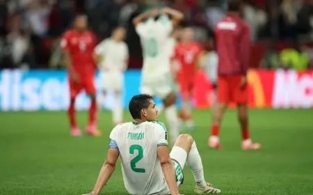 الاعب الجزائري عيسى ماندي يعلن إعتزاله اللعب دوليا