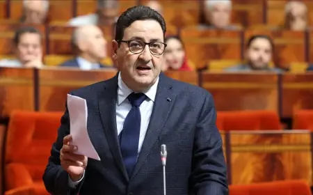 موظفو وزارة النقل يحتجون ضد قيوح بسبب توقف خدمة حافلات النقل الوظيفي
