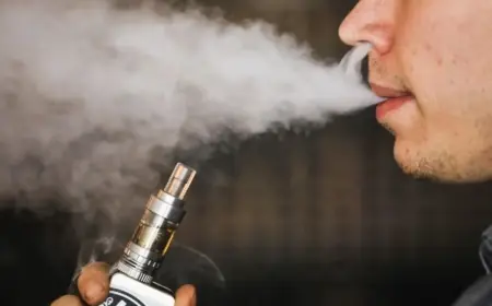 خبير يحذر من التدخين الإلكتروني: قد يزيد خطر الإصابة بسرطان الحنجرة