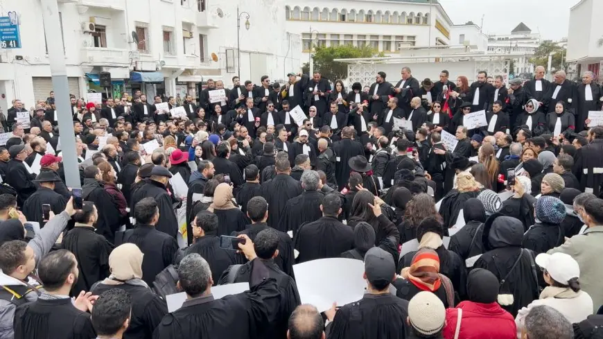 المحامون بالمغرب يقررون الاستمرار في التوقف عن العمل ونقل احتجاجاتهم إلى مختلف المدن