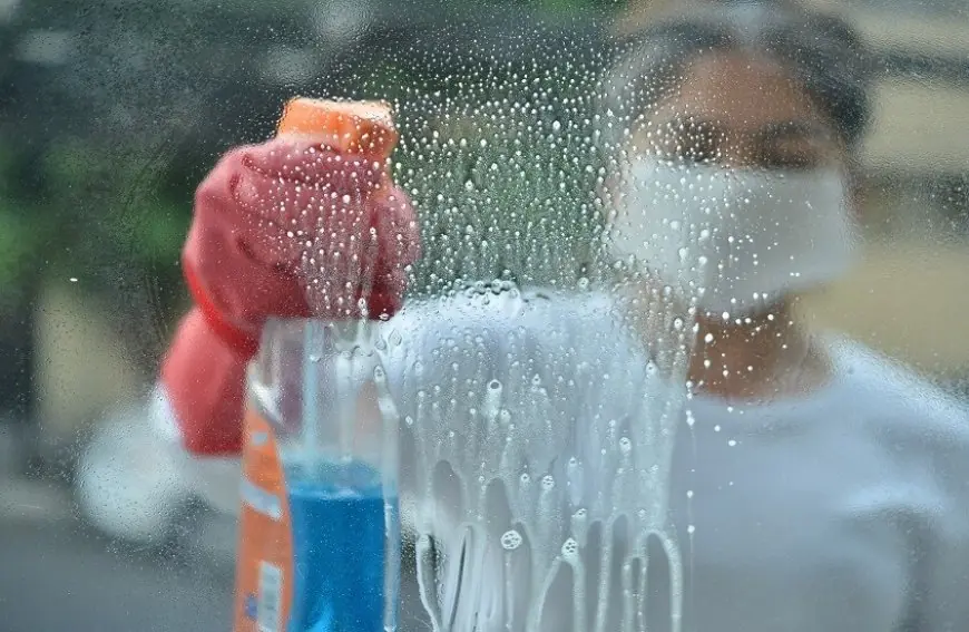 خبير يحذر من مخاطر استخدام الكلور في تنظيف الحمامات