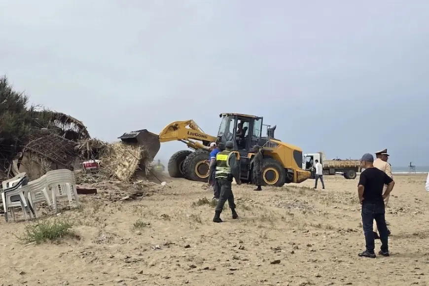 سلطات طنجة تكثف حملات تحرير الشواطئ من الاستغلال العشوائي للملك العمومي