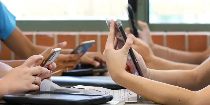 بريطانيا تتجه لتقييد استخدام المراهقين لوسائل التواصل الاجتماعي خلال ساعات الليل