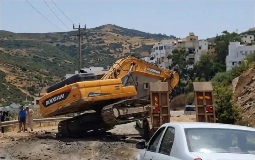 مصرع 3 أشخاص وإصابة 24 آخرين إثر انقلاب جرافة على حافلة بتطوان