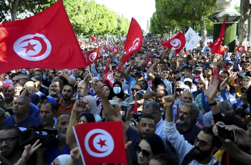 احتجاجات مرتقبة في تونس ضد سياسات الرئيس قيس سعيّد وسط تصاعد أزمة الكهرباء وغلاء المعيشة في البلاد