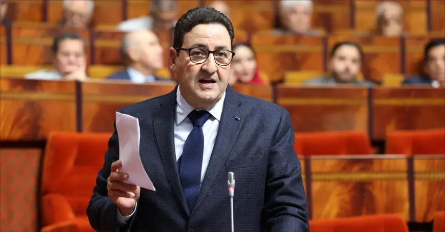موظفو وزارة النقل يحتجون ضد قيوح بسبب توقف خدمة حافلات النقل الوظيفي