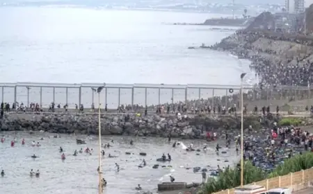 السفارة الإسبانية بالمغرب تنفي وجود حكم قضائي يمنح المهاجرين المقتحمين لسبتة حق الإقامة أو التنقل داخل أوروبا