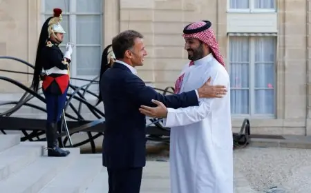 ماكرون يستقبل ولي العهد السعودي في زيارة لتعزيز التعاون ومناقشة أزمات المنطقة