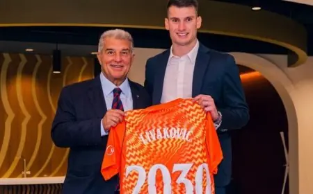 برشلونة يتعاقد مع الحارس الكرواتي دومينيك ليفاكوفيتش حتى عام 2030