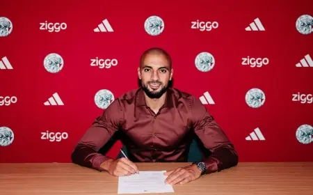Sofyan Amrabat signe à l'Ajax Amsterdam