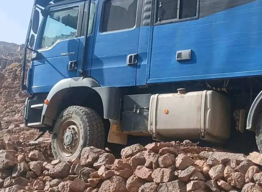 انهيار جزء من طريق بزاكورة يعرض سياحًا للخطر ويثير تساؤلات حول سلامة الأوراش