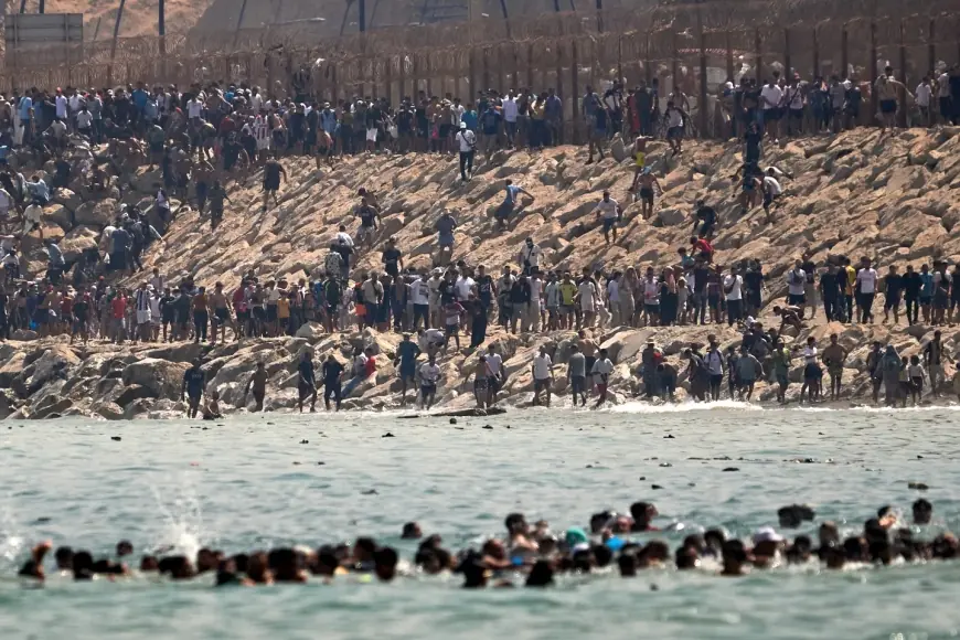 المفوضية الأوروبية تحث المغرب وإسبانيا على مواصلة التنسيق بشأن إعادة مهاجري سبتة المحتلة