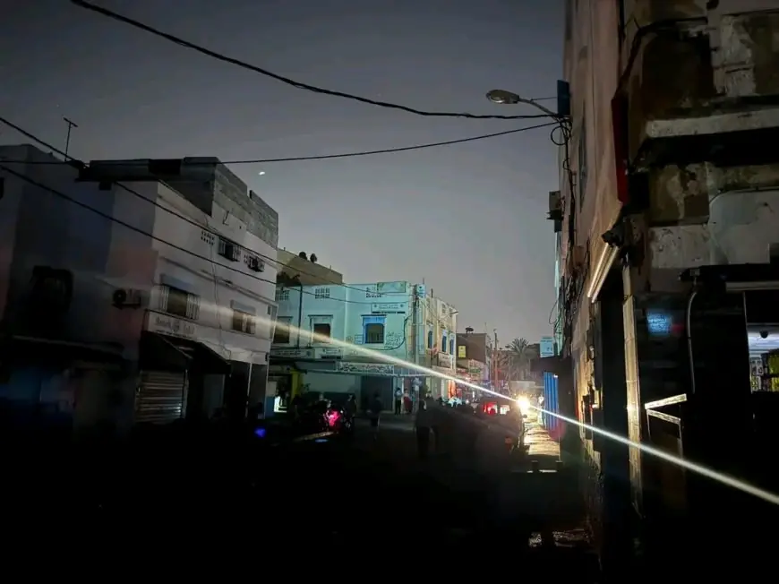انقطاع الكهرباء يعود إلى حي بنسركاو بأكادير ويثير غضب السكان