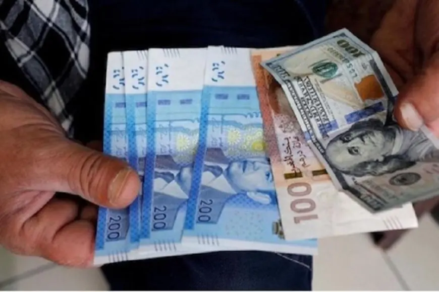 الدولار يتراجع أمام الدرهم ليستقر عند 9,32 خلال أسبوع