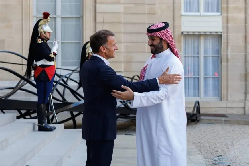 ماكرون يستقبل ولي العهد السعودي في زيارة لتعزيز التعاون ومناقشة أزمات المنطقة