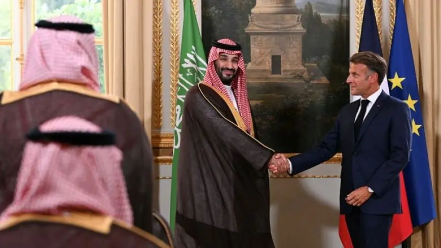 Macron accueille Mohammed ben Salmane à l’Élysée et annonce 6 milliards d’euros d’investissements saoudiens pour trois parcs d’attractions près de Paris