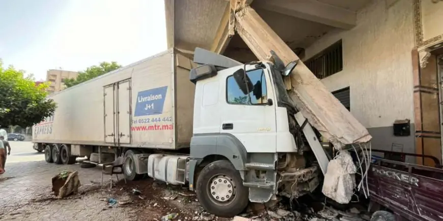 خلل في الفرامل يتسبب في اصطدام  شاحنة بعمارة ومقهى في فاس