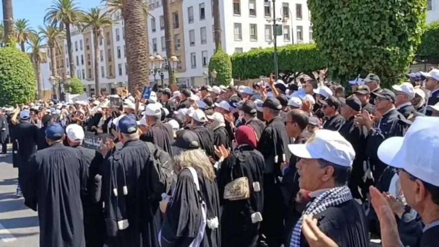 Maroc : les avocats décident de poursuivre la suspension des services professionnels