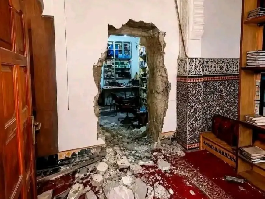الحوز.. مجهولون يحدثون ثقبا بجدار مسجد لمحاولة الوصول إلى محل هواتف