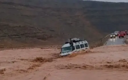 نجاة 12 شخصا بعد انقلاب سيارة نقل مزدوج وسط سيول جارفة بتنغير
