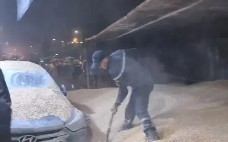 شاحنة “رموك” تنقلب بالقدس في الدار البيضاء وتفرغ حمولتها وسط الطريق