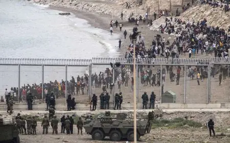 إسبانيا تبدأ إعادة مهاجرين من سبتة المحتلة إلى المغرب بعد موجة العبور الجماعي