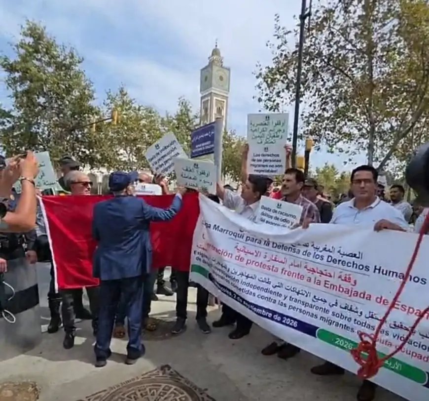 حقوقيون يخرجون للاحتجاج قرب السفارة الإسبانية بالرباط وينددون بالانتهاكات التي طالت مهاجرين في سبتة