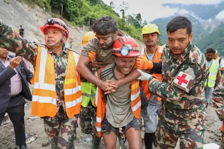 Népal : Deux survivants miraculeusement extraits d’un tunnel une semaine après les inondations meurtrières