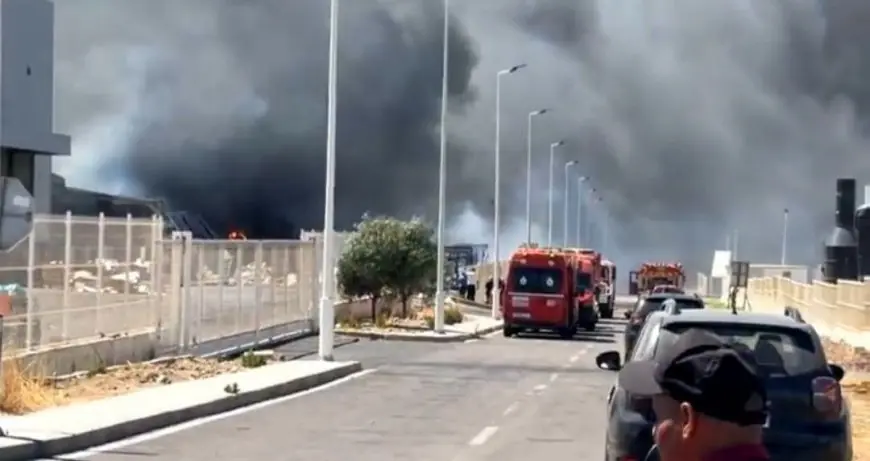 فرق الوقاية المدنية تسيطر على حريق المنطقة الصناعية TAC 1 في الفحص أنجرة