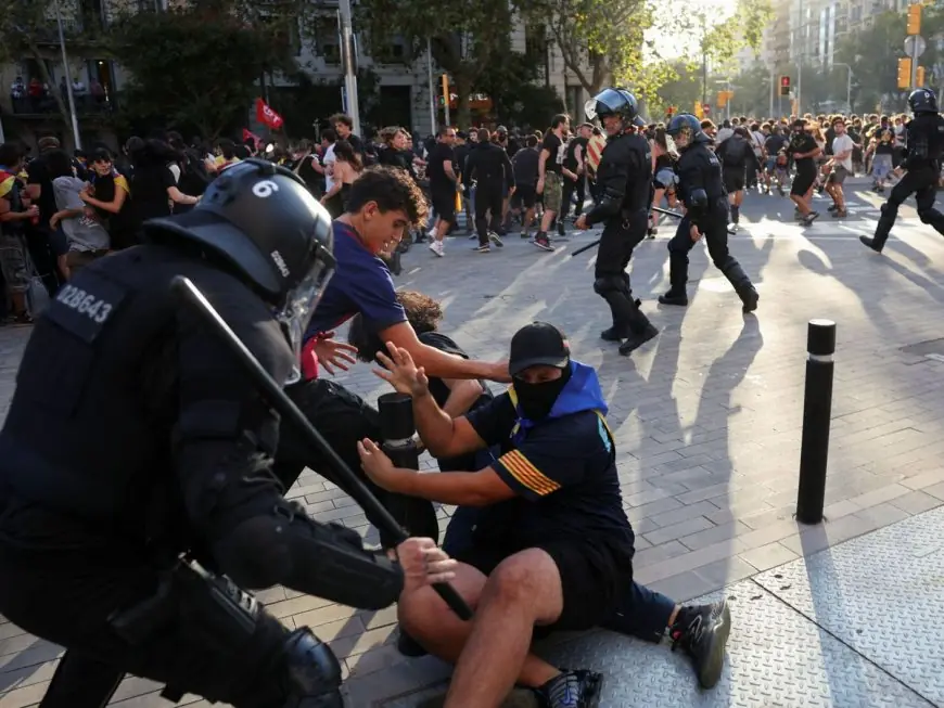 برشلونة تهتز.. 45 ألف متظاهر و18 موقوفاً في مواجهات مع الشرطة