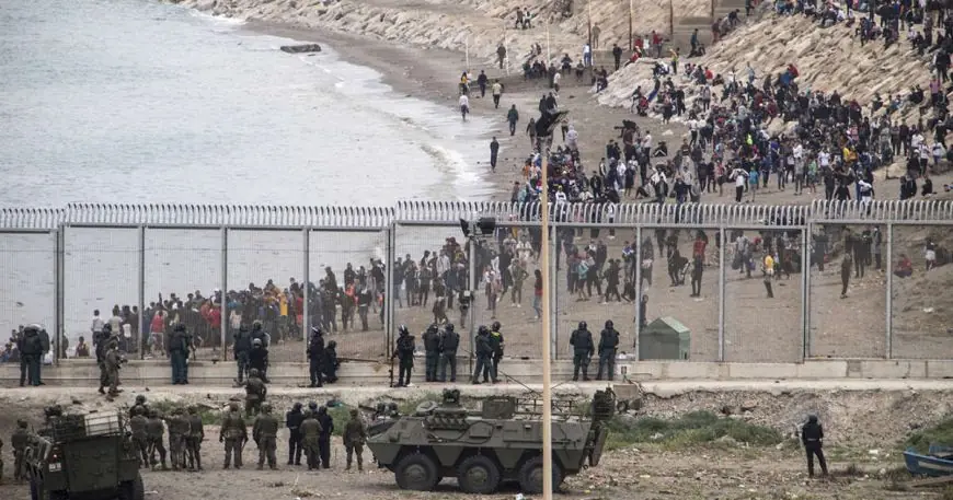 إسبانيا تبدأ إعادة مهاجرين من سبتة المحتلة إلى المغرب بعد موجة العبور الجماعي