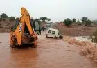 إنقاذ ثلاثة سياح أجانب بعدما جرفت السيول سيارتهم في إقليم زاكورة