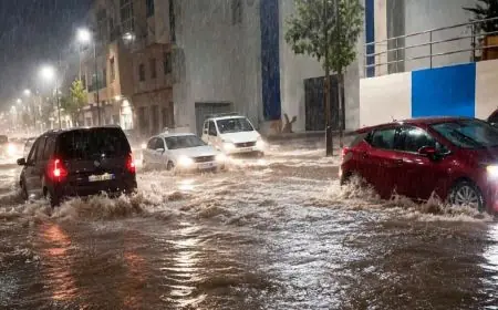 أمطار رعدية قوية تغرق شوارع الحسيمة في المياه وتعرقل حركة السير