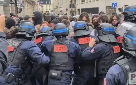 من خلف الحواجز الأمنية.. نواب فرنسيون يدعمون الطلبة المحتجين