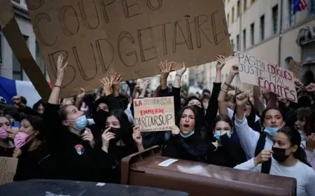 فرنسا.. محامون ينزلون إلى الشارع تضامناً مع احتجاجات التلاميذ